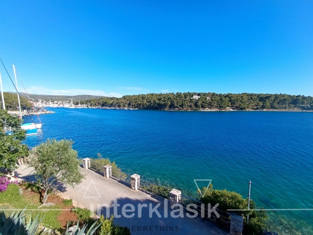 Prodaja, Milna, apartman, boravak + 2 sobe, terasa, prekrasan pogled